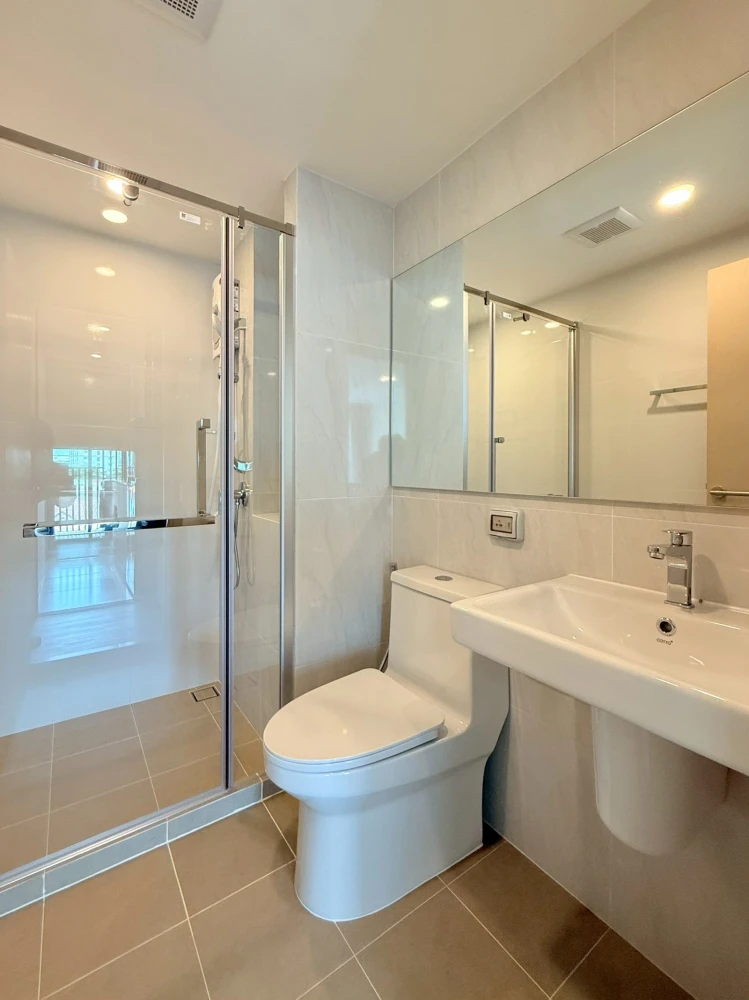 For rent: Origin Play Sri Udom Station, 5th floor, fully furnished unit, very comfortable. Book now!
