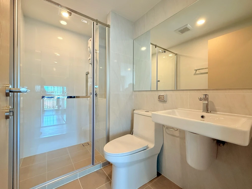 For rent: Origin Play Sri Udom Station, 5th floor, fully furnished unit, very comfortable. Book now!