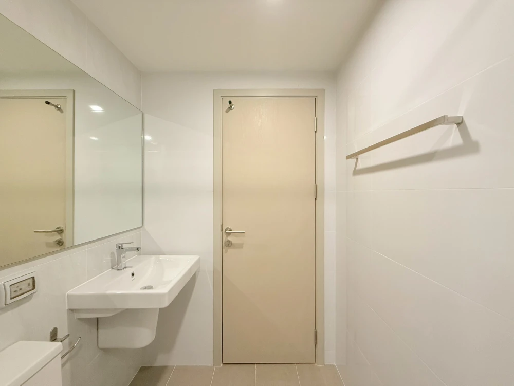 For rent: Origin Play Sri Udom Station, 5th floor, fully furnished unit, very comfortable. Book now!