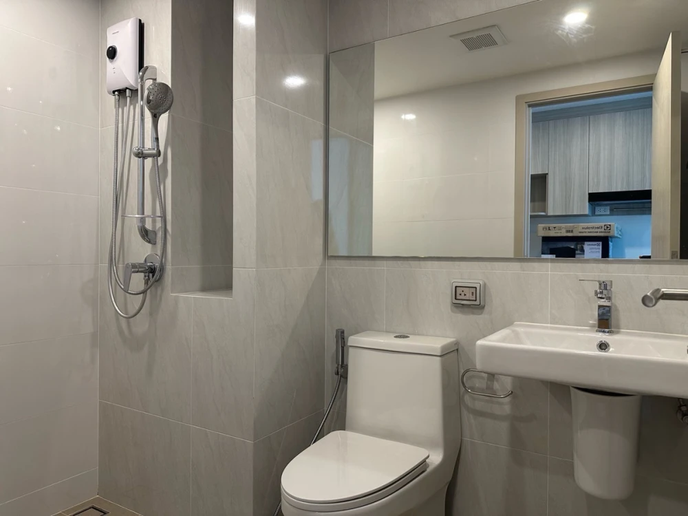 For rent: Origin Play Sri Udom Station, 7th floor, fully furnished unit. Book now! Don't miss out!