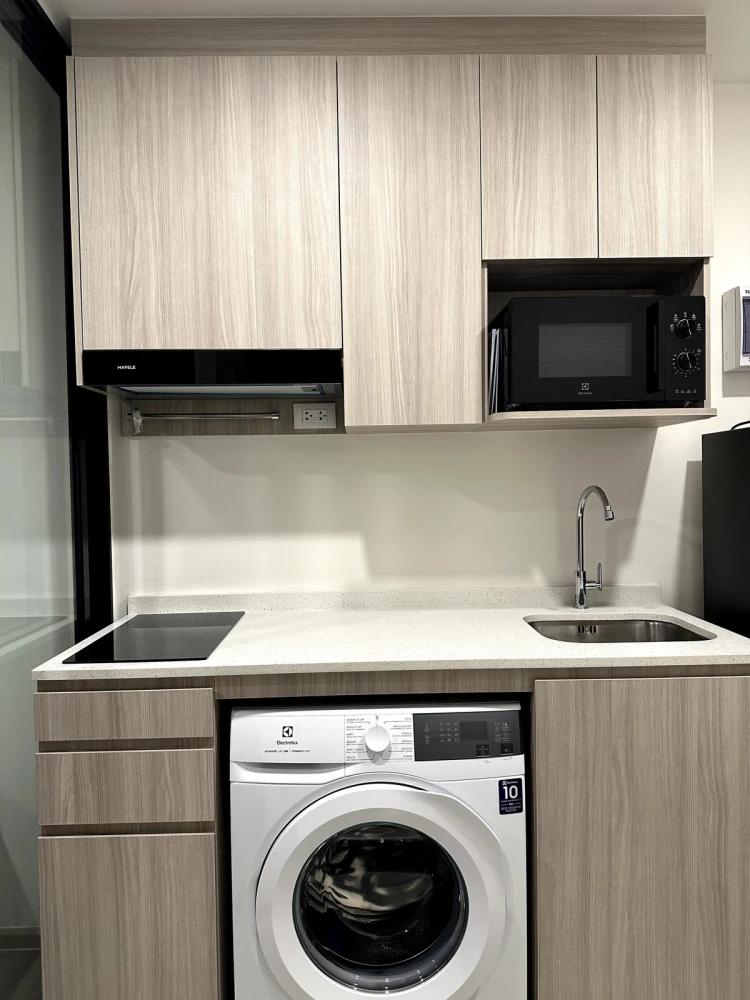 For rent: Origin Play Sri Udom Station, 7th floor, fully furnished unit. Book now! Don't miss out!