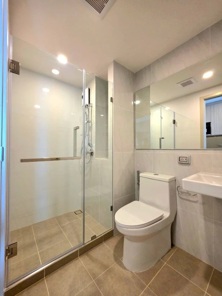 For rent: Origin Play Sri Udom Station, 8th floor, nice room, fully furnished, book now.