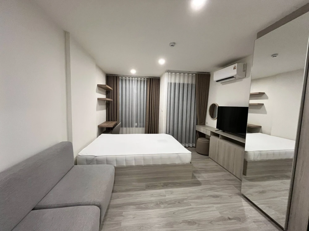 For rent: Origin Play Sri Udom Station, a nice room on the 4th floor, fully furnished and equipped with appliances. Reserve now!