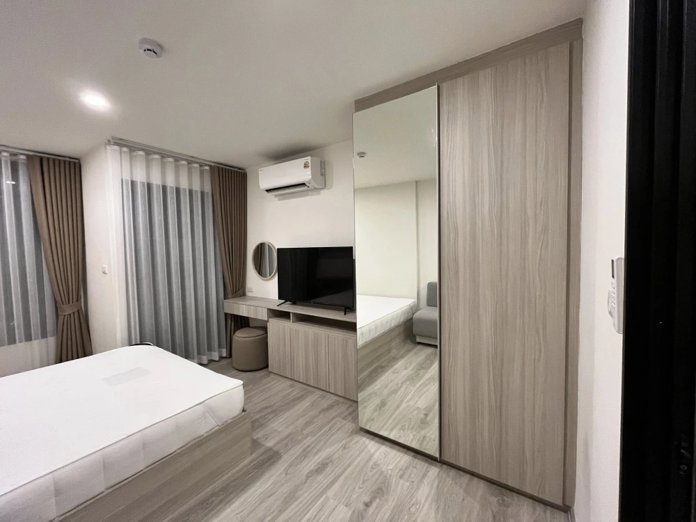 For rent: Origin Play Sri Udom Station, a nice room on the 4th floor, fully furnished and equipped with appliances. Reserve now!