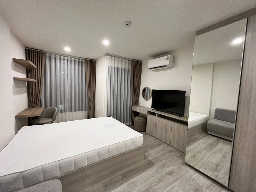 For rent: Origin Play Sri Udom Station, a nice room on the 4th floor, fully furnished and equipped with appliances. Reserve now!