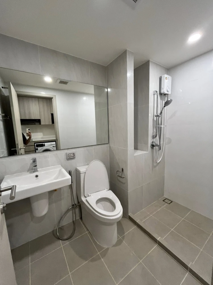 For rent: Origin Play Sri Udom Station, a nice room on the 4th floor, fully furnished and equipped with appliances. Reserve now!