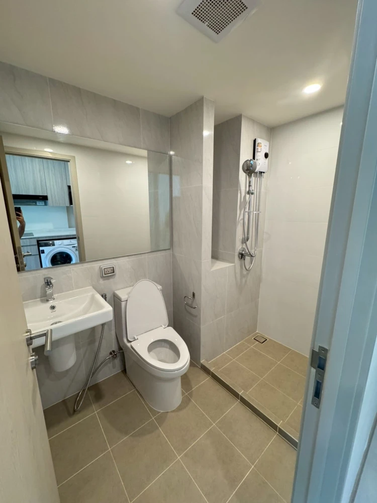 For rent: ORIGIN PLAY SRI UDOM STATION, a pet-friendly condo with garden and swimming pool views. Reservation required.