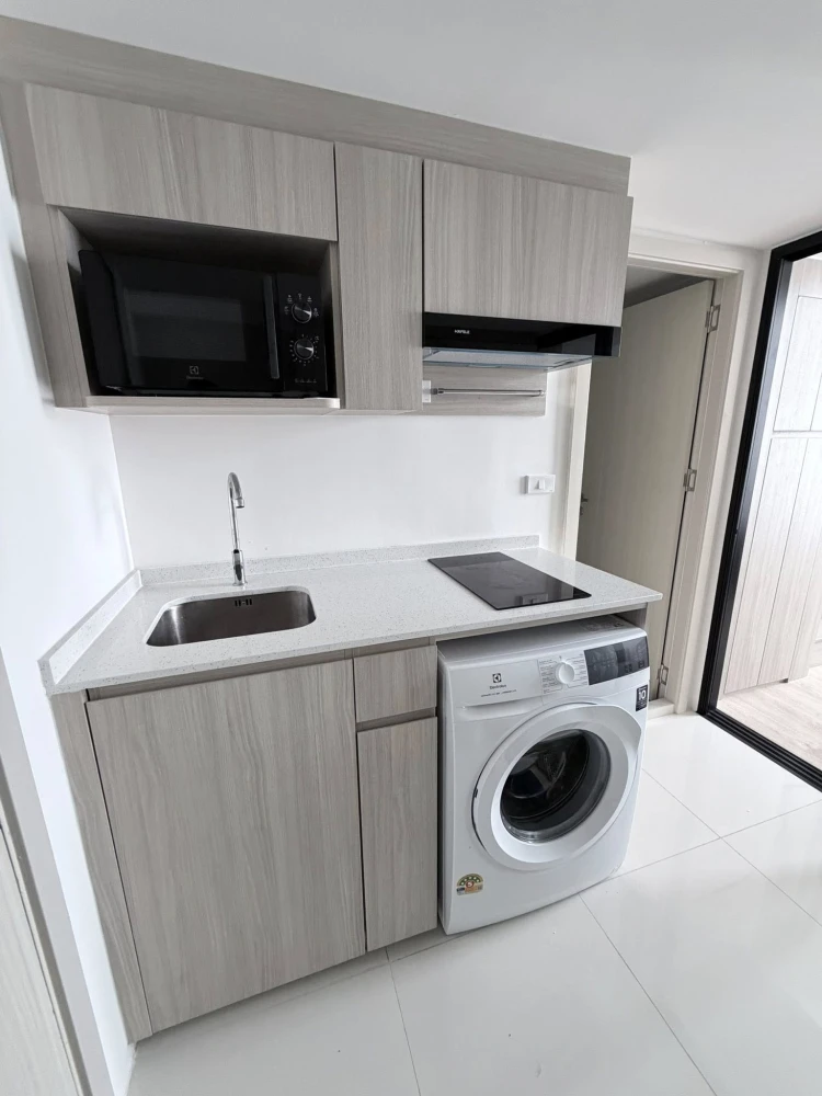 For rent: Origin Plug & Play E22 Station. Spacious room with plenty of usable space, high ceilings, airy and cool. What are you waiting for?