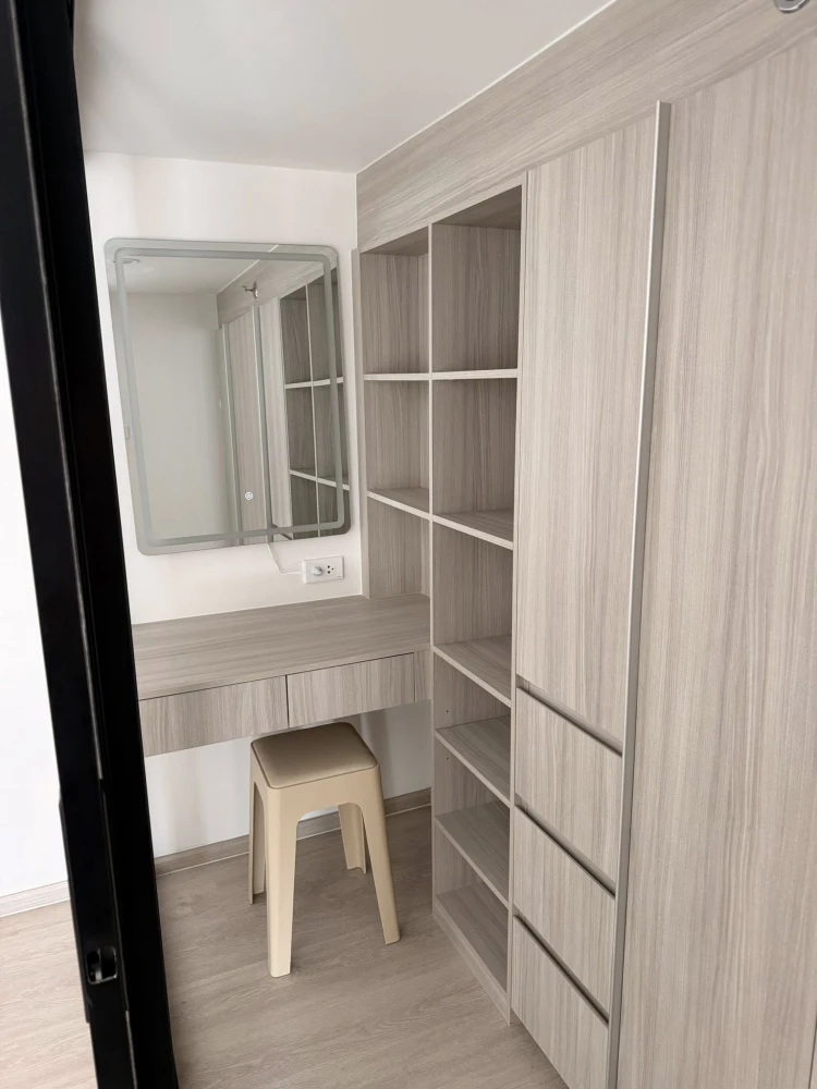 For rent: Origin Plug & Play E22 Station. Spacious room with plenty of usable space, high ceilings, airy and cool. What are you waiting for?