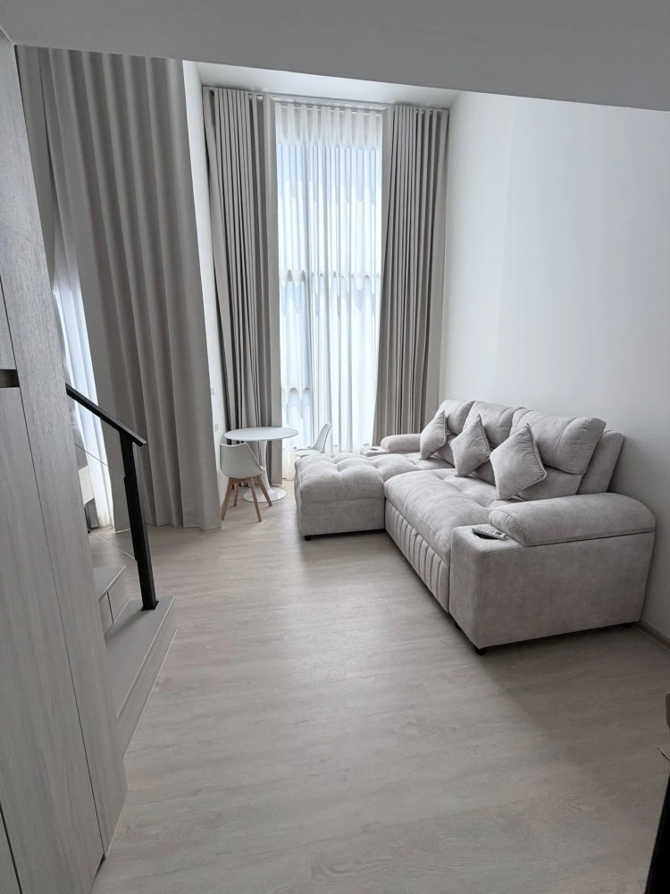 For rent: Origin Plug & Play E22 Station. Spacious room with plenty of usable space, high ceilings, airy and cool. What are you waiting for?