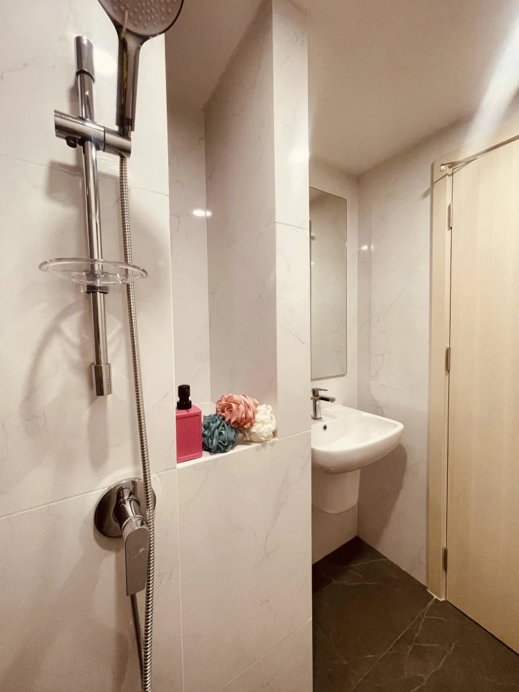 For rent: ORIGIN Plug & Play E22 Station, studio room with walk-in closet, fully furnished, ready to move in immediately.