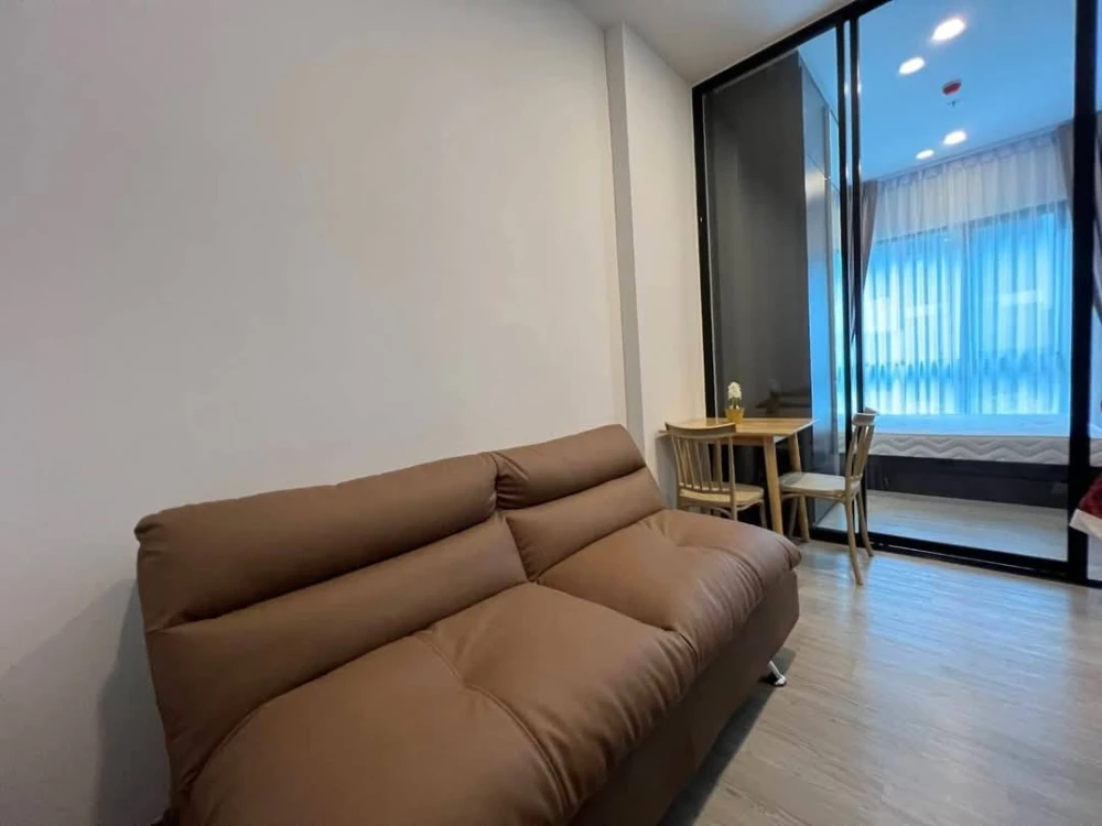 For rent: Origin Plug & Play Ramintra, Building C, 3rd floor, high ceiling room, fully furnished, ready to move in. Reserve first, get it first.