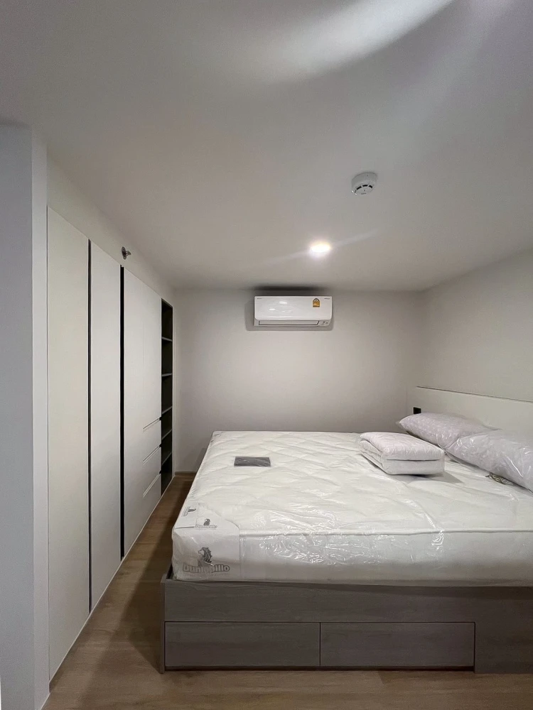 For rent: Origin Plug & Play Ramkhamhaeng Triple Station, a comfortable room with high, airy ceilings. Reserve now!