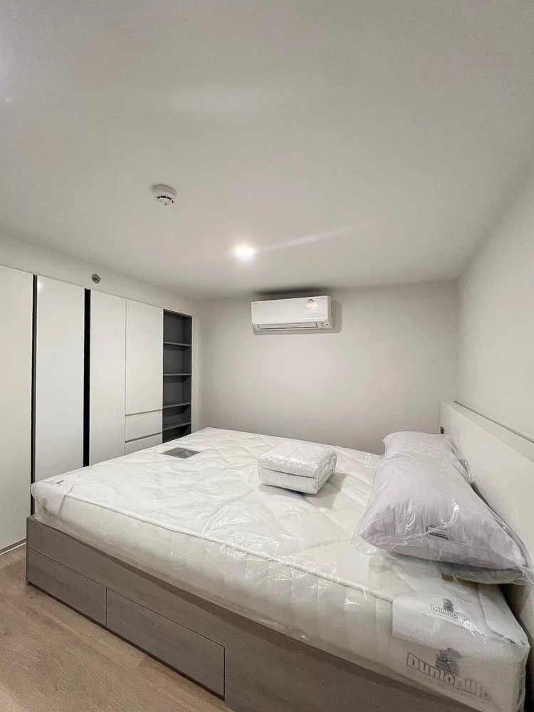 For rent: Origin Plug & Play Ramkhamhaeng Triple Station, a comfortable room with high, airy ceilings. Reserve now!