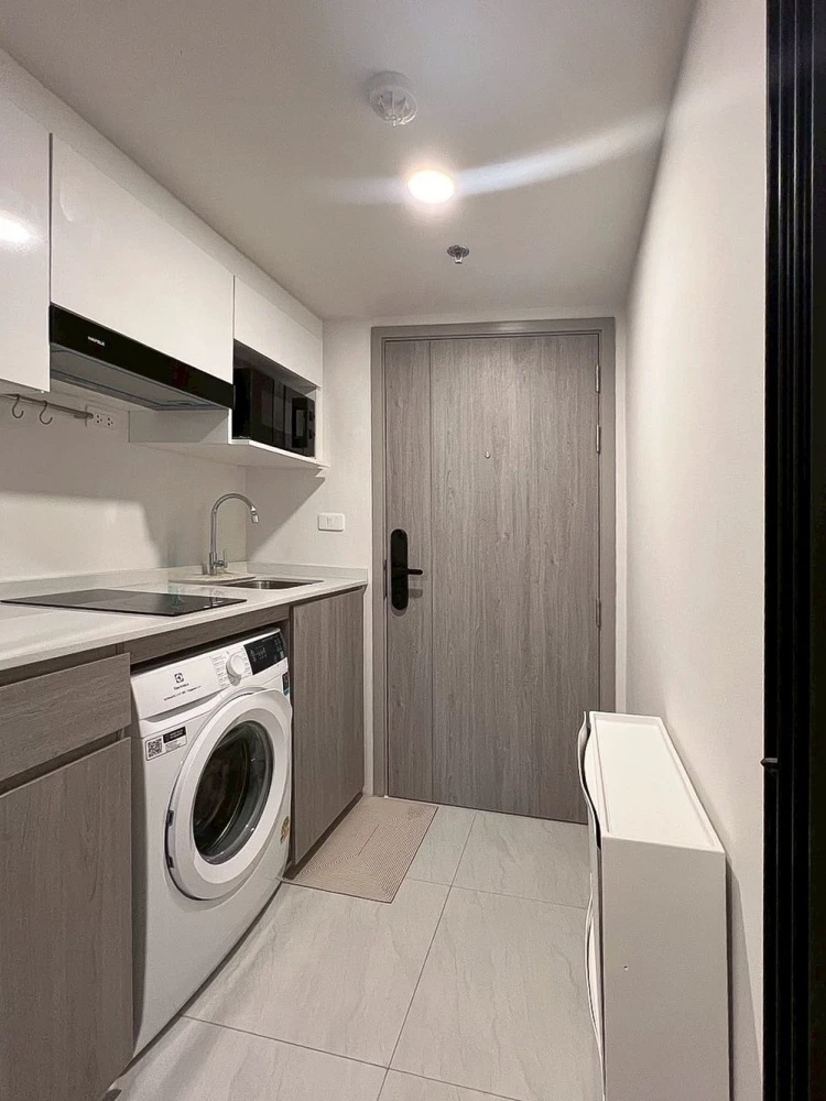 For rent: Origin Plug & Play Ramkhamhaeng Triple Station, a comfortable room with high, airy ceilings. Reserve now!