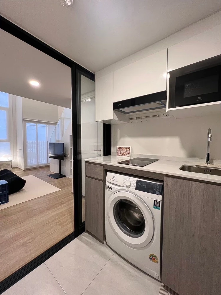 For rent: Origin Plug & Play Ramkhamhaeng Triple Station, a comfortable room with high, airy ceilings. Reserve now!