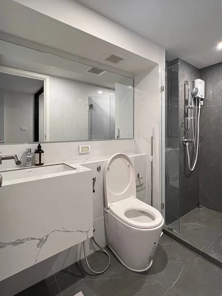 For rent: Origin Plug & Play Ramkhamhaeng Triple Station, a comfortable room with high, airy ceilings. Reserve now!
