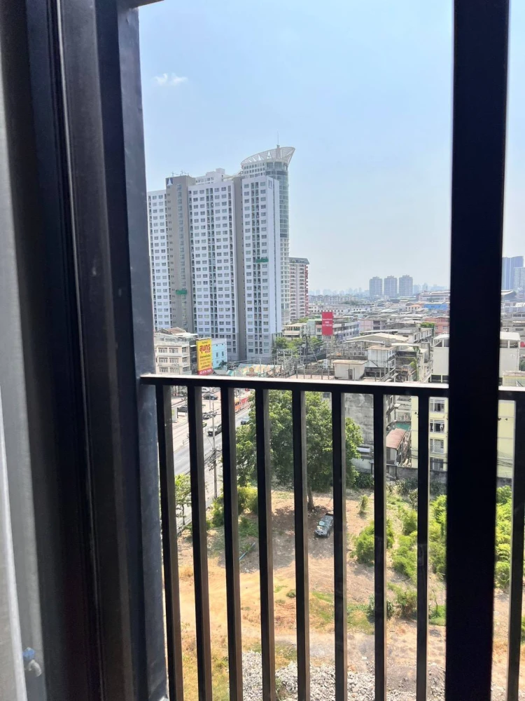 Rent a unit at Origin Plug & Play Ramkhamhaeng Triple Station. High ceilings, spacious and airy. Great location, convenient transportation. Book now!
