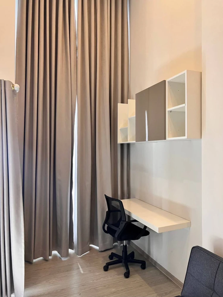 Rent a unit at Origin Plug & Play Ramkhamhaeng Triple Station. High ceilings, spacious and airy. Great location, convenient transportation. Book now!