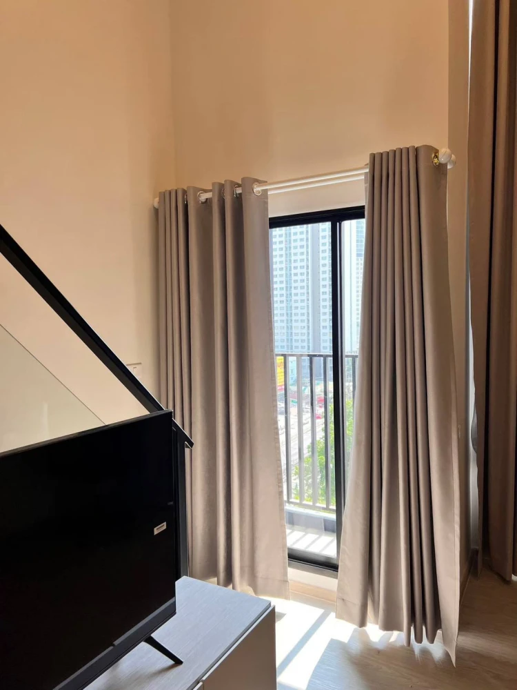 Rent a unit at Origin Plug & Play Ramkhamhaeng Triple Station. High ceilings, spacious and airy. Great location, convenient transportation. Book now!