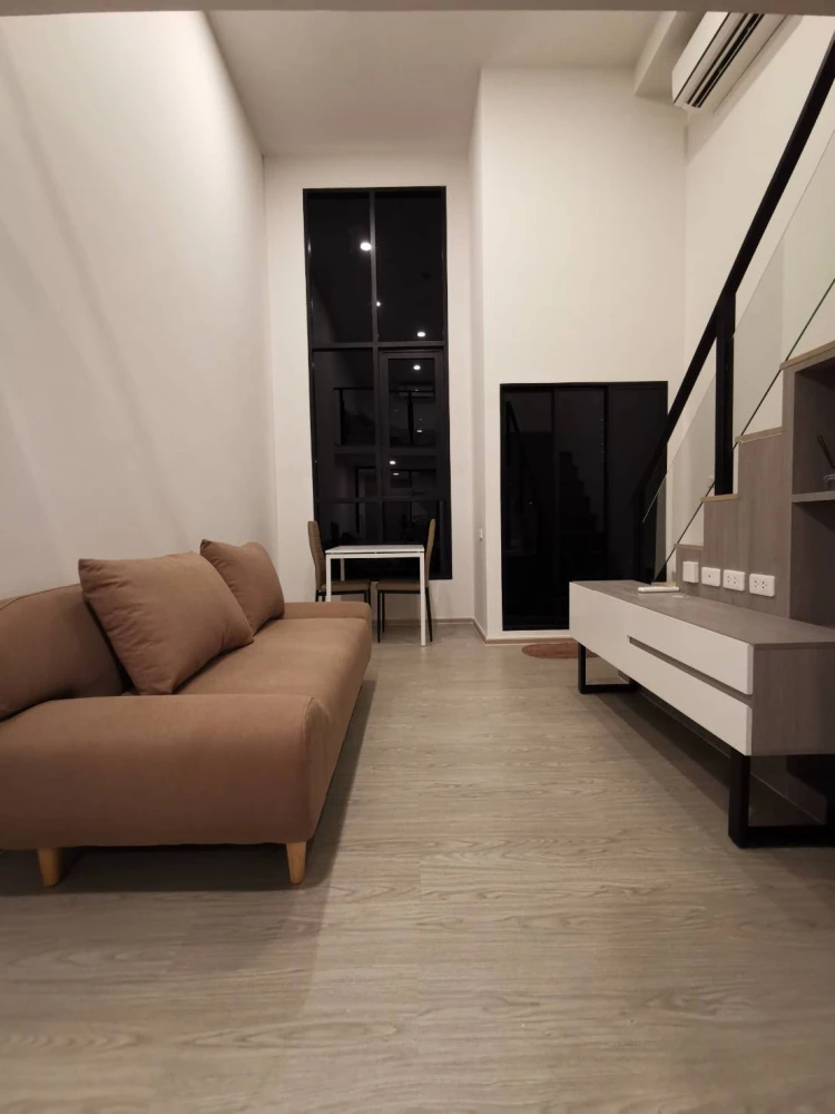 For rent: Origin Plug & Play Ramkhamhaeng Triple Station unit. High ceilings, spacious, fully furnished. Book now!