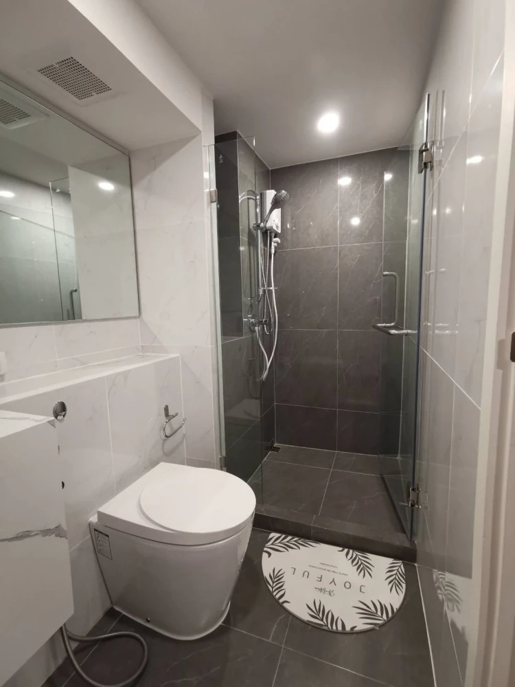 For rent: Origin Plug & Play Ramkhamhaeng Triple Station unit. High ceilings, spacious, fully furnished. Book now!