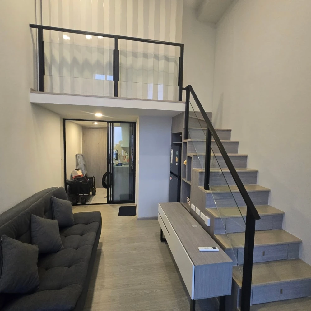 For rent: Origin Plug & Play Ramkhamhaeng Triple Station unit. High ceilings, spacious interior, great location, fully furnished. Book now!