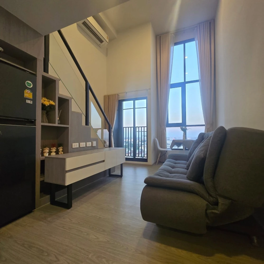 For rent: Origin Plug & Play Ramkhamhaeng Triple Station unit. High ceilings, spacious interior, great location, fully furnished. Book now!