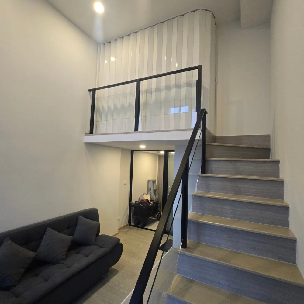 For rent: Origin Plug & Play Ramkhamhaeng Triple Station unit. High ceilings, spacious interior, great location, fully furnished. Book now!