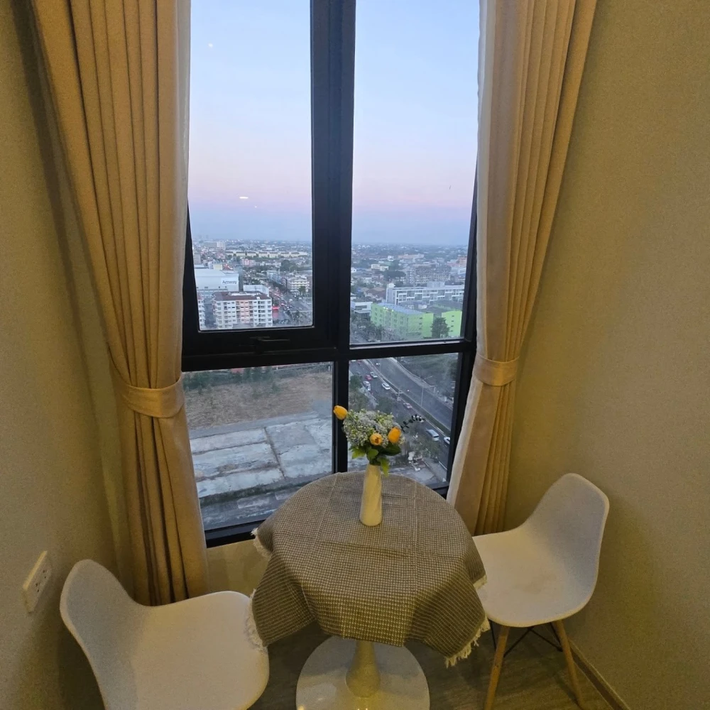 For rent: Origin Plug & Play Ramkhamhaeng Triple Station unit. High ceilings, spacious interior, great location, fully furnished. Book now!