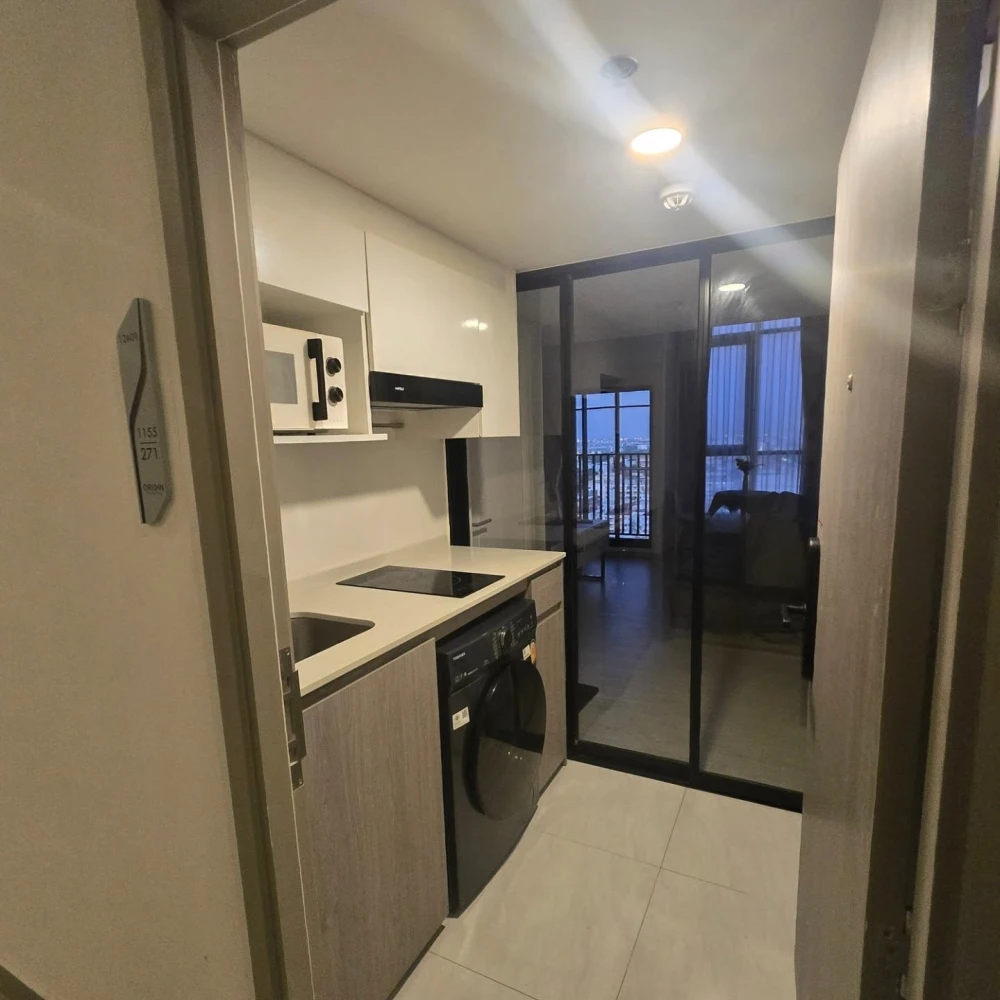 For rent: Origin Plug & Play Ramkhamhaeng Triple Station unit. High ceilings, spacious interior, great location, fully furnished. Book now!