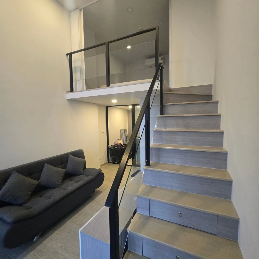 For rent: Origin Plug & Play Ramkhamhaeng Triple Station unit. High ceilings, spacious interior, great location, fully furnished. Book now!