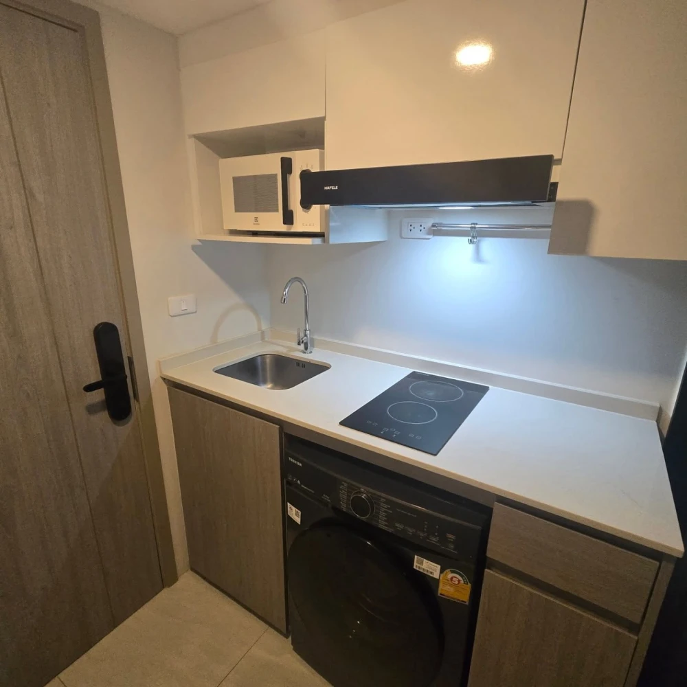 For rent: Origin Plug & Play Ramkhamhaeng Triple Station unit. High ceilings, spacious interior, great location, fully furnished. Book now!