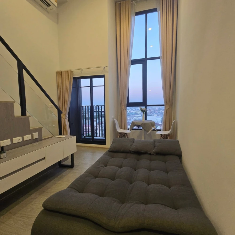 For rent: Origin Plug & Play Ramkhamhaeng Triple Station unit. High ceilings, spacious interior, great location, fully furnished. Book now!