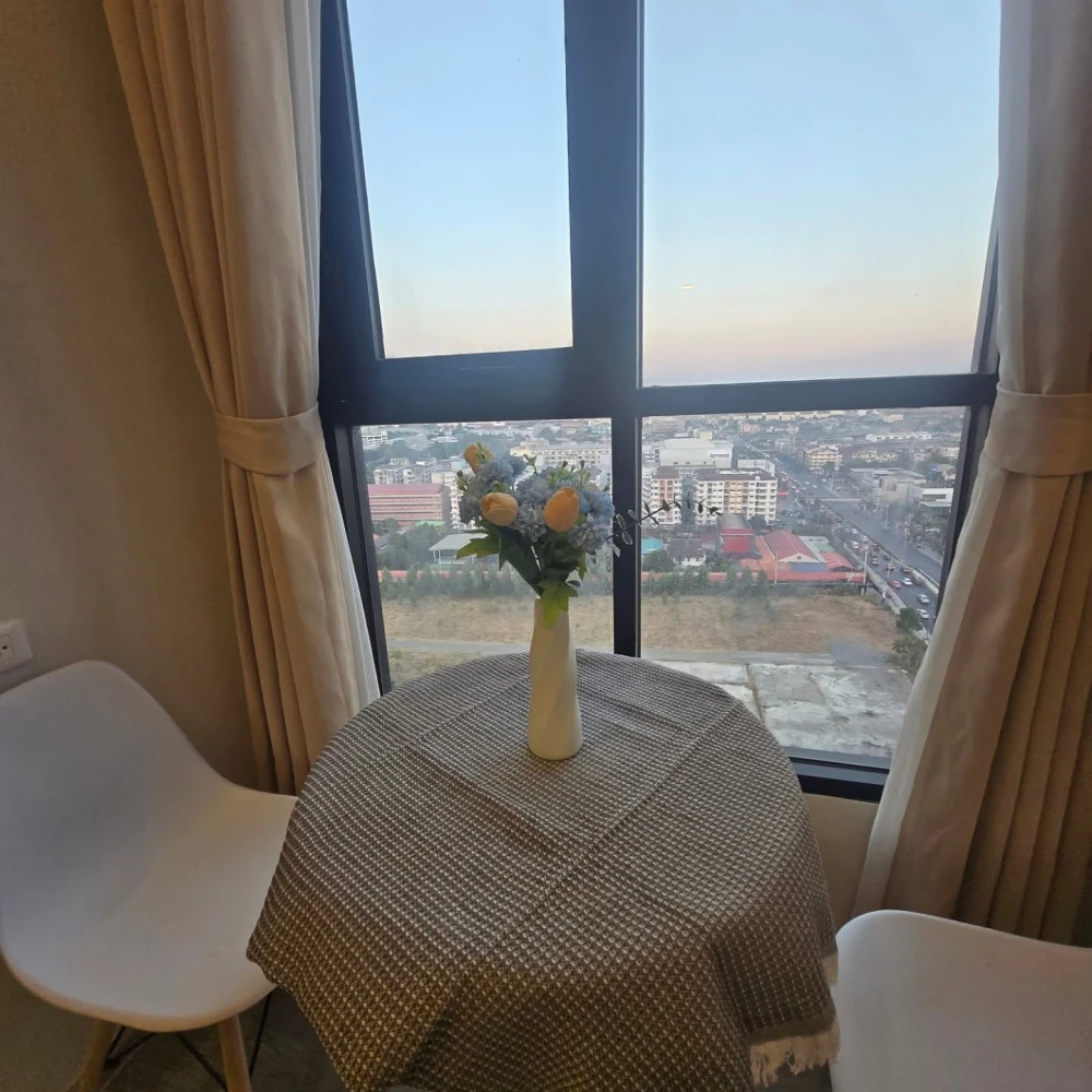 For rent: Origin Plug & Play Ramkhamhaeng Triple Station unit. High ceilings, spacious interior, great location, fully furnished. Book now!