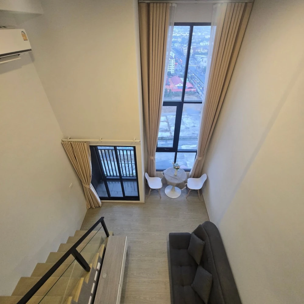 For rent: Origin Plug & Play Ramkhamhaeng Triple Station unit. High ceilings, spacious interior, great location, fully furnished. Book now!
