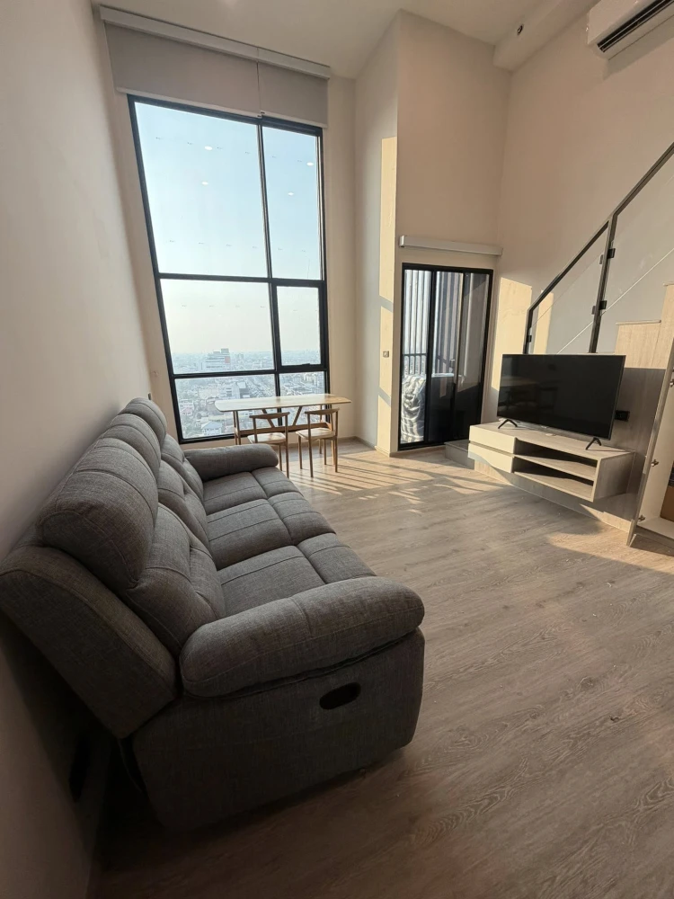 For rent: Origin Plug & Play Sirindhorn Station. Spacious room with high ceilings, great location, fully furnished. Book now!