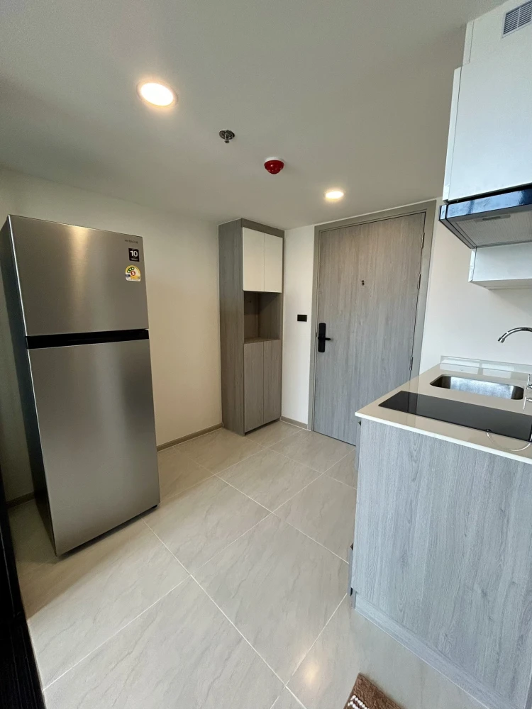 Rent Origin Plug & Play Sirindhorn Station. 4.2 meter high ceilings, separate and more private rooms. Book now!