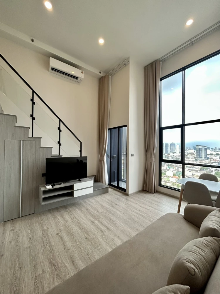 Rent Origin Plug & Play Sirindhorn Station. 4.2 meter high ceilings, separate and more private rooms. Book now!