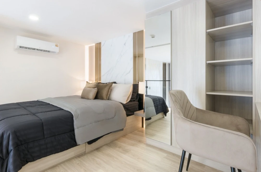 For rent: Origin Plug & Play Srinakarin, a luxurious built-in room with a modern design, airy atmosphere, high ceilings. Don't miss it!