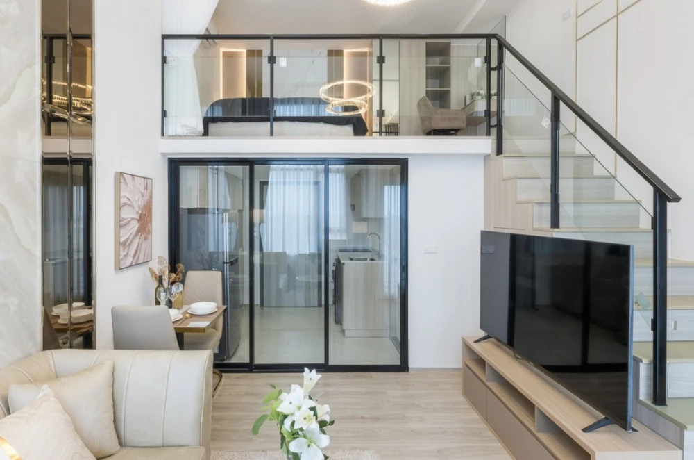For rent: Origin Plug & Play Srinakarin, a luxurious built-in room with a modern design, airy atmosphere, high ceilings. Don't miss it!