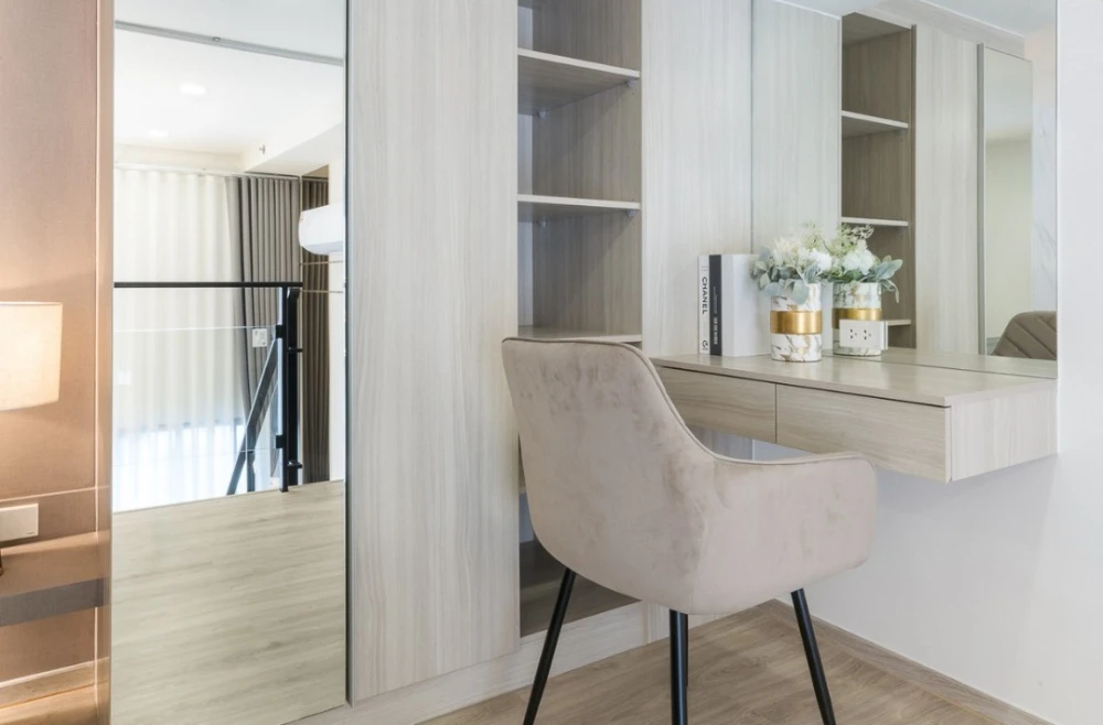 For rent: Origin Plug & Play Srinakarin, a luxurious built-in room with a modern design, airy atmosphere, high ceilings. Don't miss it!