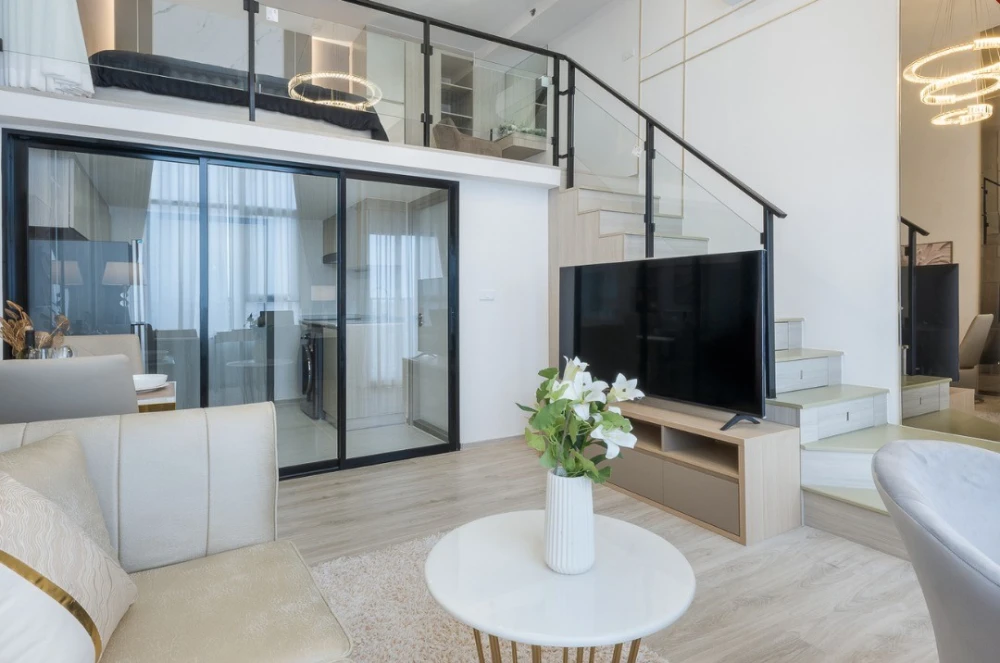 For rent: Origin Plug & Play Srinakarin, a luxurious built-in room with a modern design, airy atmosphere, high ceilings. Don't miss it!