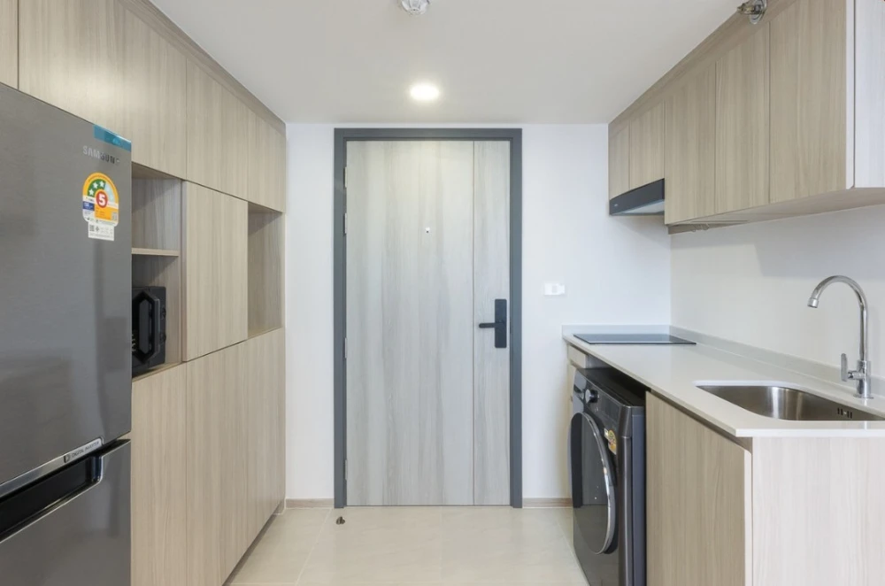 For rent: Origin Plug & Play Srinakarin, a luxurious built-in room with a modern design, airy atmosphere, high ceilings. Don't miss it!
