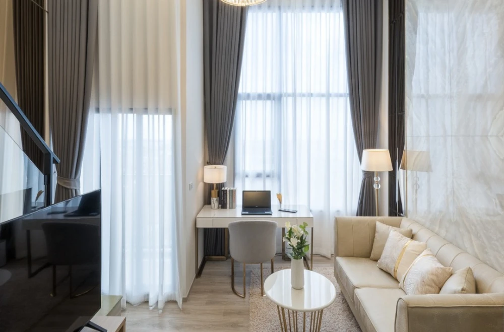 For rent: Origin Plug & Play Srinakarin, a luxurious built-in room with a modern design, airy atmosphere, high ceilings. Don't miss it!