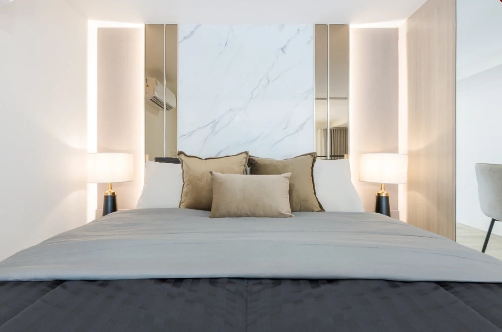 For rent: Origin Plug & Play Srinakarin, a luxurious built-in room with a modern design, airy atmosphere, high ceilings. Don't miss it!
