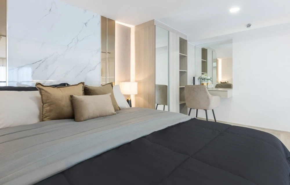 For rent: Origin Plug & Play Srinakarin, a luxurious built-in room with a modern design, airy atmosphere, high ceilings. Don't miss it!
