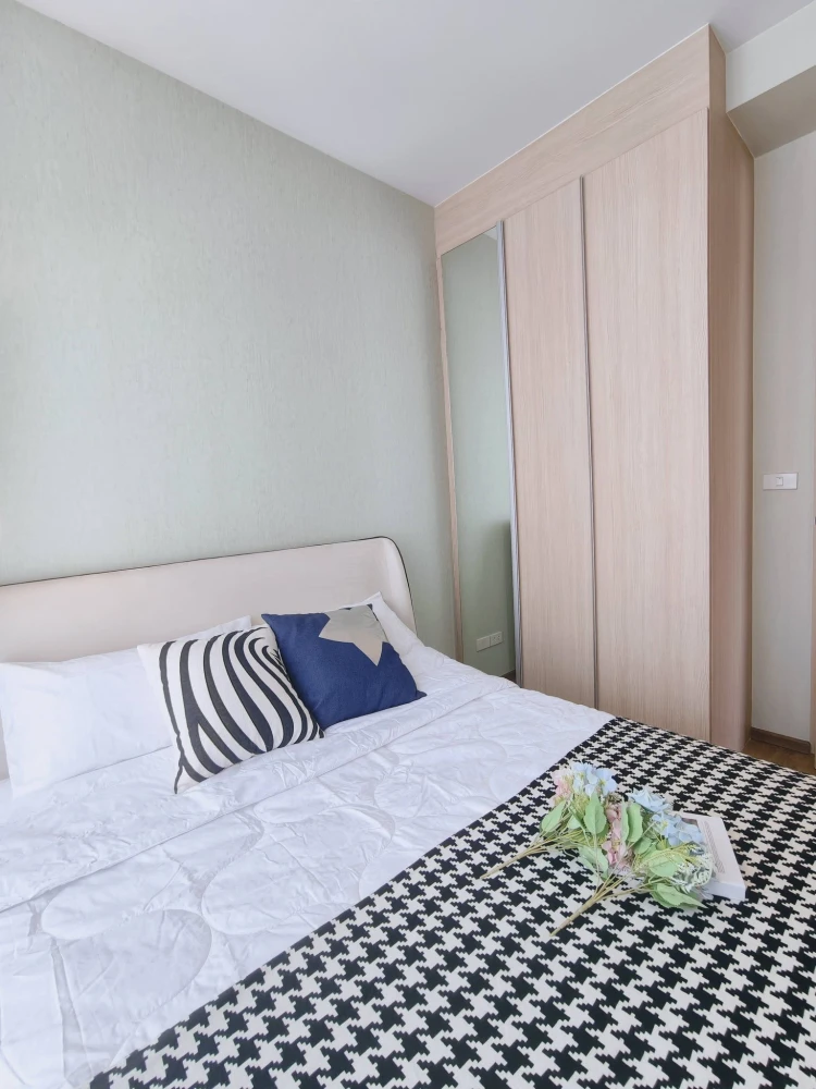 For rent: Park 24 Origin Phrom Phong, 2 bedrooms, spacious living area, fully furnished, ready to move in.