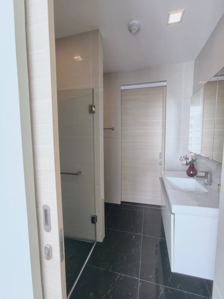 For rent: Park 24 Origin Phrom Phong, 2 bedrooms, spacious living area, fully furnished, ready to move in.