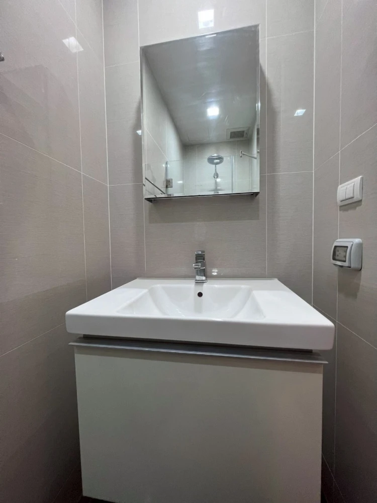 For rent: Park 24 Origin Phrom Phong with excellent built-in furniture. Don't miss it!